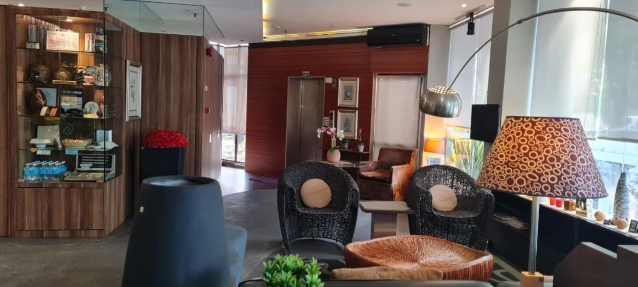 Extreme Boutique Hotel Keluang Exterior foto